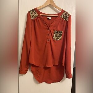 Hot & Delicious rust red and leopard print V-neck top with buttons size large